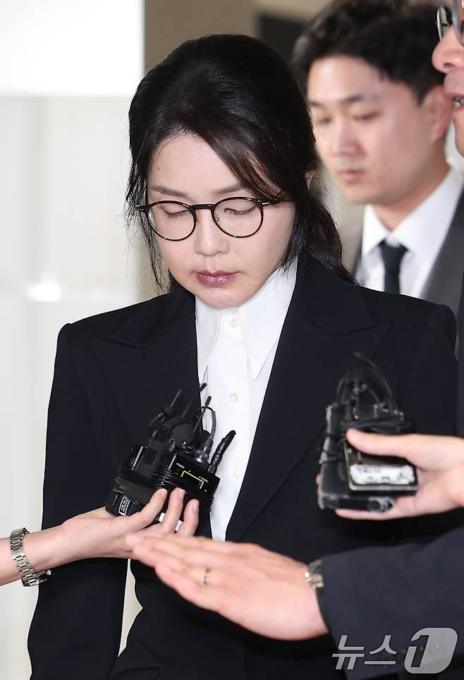 윤석열 전 대통령의 부인 김건희 여사가 6일 서울 종로구 KT광화문빌딩에 마련된 김건희 특검팀(특별검사 민중기) 사무실에서 조사를 마친 후 귀가하고 있다. 2025.8.6/뉴스1 ⓒ News1 김성진 기자