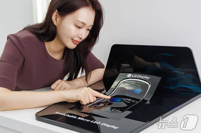 7일 서울 코엑스에서 열린 'K-디스플레이 2025' 전시회에서 LG디스플레이 임직원이 스트레처블 디스플레이를 소개하고 있다.(LG디스플레이 제공)