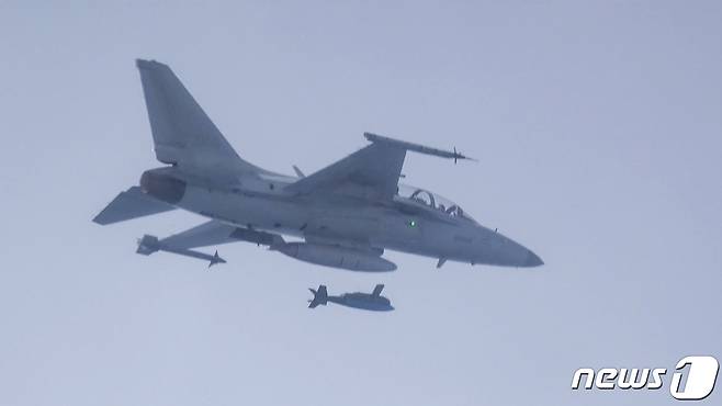 FA-50 전투기가 KGGB 공대지폭탄을 투하하고 있다. (공군 제공) 2024.3.7/뉴스1 <자료사진>