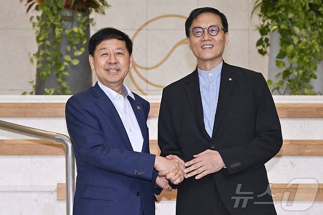 구윤철 경제부총리 겸 기획재정부 장관과 이창용 한국은행 총재가 7일 오전 서울시 중구 남대문로 한국은행에서 악수를 하고 있다. (공동취재) ⓒ News1 박정호 기자