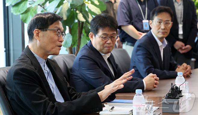 이창용 한은 총재가 7일 서울 중구 남대문로 한국은행에서 구윤철 경제부총리 겸 기획재정부 장관을 만나 대화를 나누고 있다. (공동취재) ⓒ News1 박정호 기자