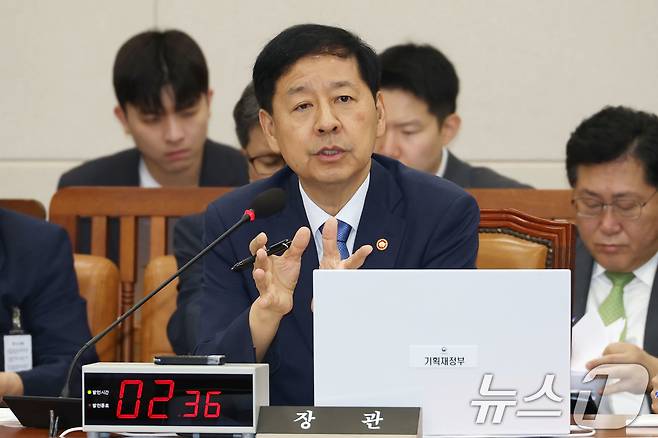구윤철 경제부총리 겸 기획재정부 장관이 6일 오전 서울 여의도 국회에서 열린 기획재정위원회 전체회의에 출석해 한미 관세 협상과 관련한 의원 질의에 답하고 있다. 2025.8.6/뉴스1 ⓒ News1 이광호 기자