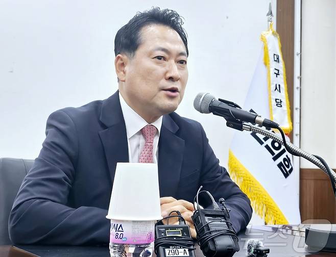 8·22 국민의힘 전당대회 당권에 도전하는 장동혁 국회의원(충남 보령시·서천군)이 6일 오후 대구 수성구 범어동 국민의힘 대구시당 회의실에서 기자들과 만나 질문에 답변하고 있다. 2025.8.6/뉴스1 ⓒ News1 남승렬 기자