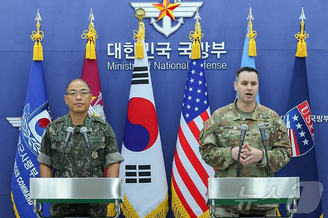 이성준 합동참모본부 공보실장(왼쪽)과 라이언 도널드 유엔사·연합사·주한미군사 공보실장이 7일 오전 서울 용산구 국방부 브리핑룸에서 25년 을지 자유의 방패(UFS) 연습 한미 공동브리핑을 하고 있다. 2025.8.7/뉴스1 ⓒ News1 사진공동취재단
