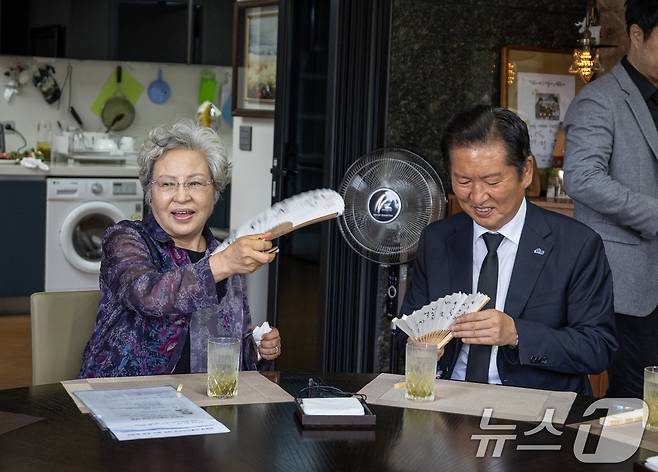정청래 더불어민주당 대표가 7일 경남 김해시 봉하마을 노무현 전 대통령 사저를 예방해 권양숙 여사와 대화를 하고 있다. (더불어민주당 제공. 재판매 및 DB금지) 2025.8.7/뉴스1