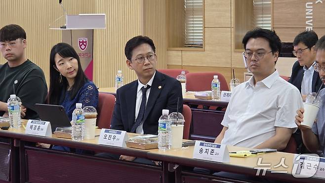 7일 배경훈 과기정통부 장관은 충북 청주시 충북대에서 기초연구 진흥방안 현장 간담회를 진행했다./뉴스1 ⓒNews1 윤주영 기자