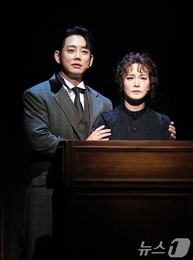 뮤지컬 배우 테이와 박혜나가 7일 서울 강남구 광림아트센터 BBCH홀에서 열린 뮤지컬 '마리 퀴리' 프레스콜에서 연기를 펼치고 있다. '마리 퀴리'는 새로운 방사성 원소 라듐을 발견해 노벨상을 받은 여성 과학자 마리 퀴리의 삶을 모티브로 한 뮤지컬로 오는 10월 19일까지 공연한다. 2025.8.7/뉴스1 ⓒ News1 김성진 기자