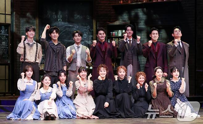 7일 서울 강남구 광림아트센터 BBCH홀에서 열린 뮤지컬 '마리 퀴리' 프레스콜에서 출연 배우들이 기념촬영을 하고 있다. '마리 퀴리'는 새로운 방사성 원소 라듐을 발견해 노벨상을 받은 여성 과학자 마리 퀴리의 삶을 모티브로 한 뮤지컬로 오는 10월 19일까지 공연한다. 2025.8.7/뉴스1 ⓒ News1 김성진 기자
