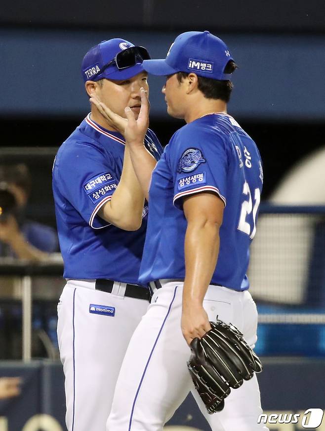 박진만 삼성 라이온즈 감독(왼쪽)과 오승환. 뉴스1 DB ⓒ News1 김성진 기자
