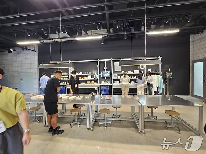 아모레퍼시픽 오산 공장을 탐방 중인 대학생들 모습.ⓒ 뉴스1/김진희 기자.
