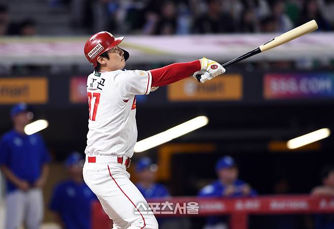 SSG 오태곤이 6일 인천 SSG랜더스필드에서 열린 2025 KBO리그 삼성과의 경기 6회말 2사 1-2루 상황에서 역전 3점 홈런을 치고 있다. 문학 | 박진업 기자 upandup@sportsseoul.com
