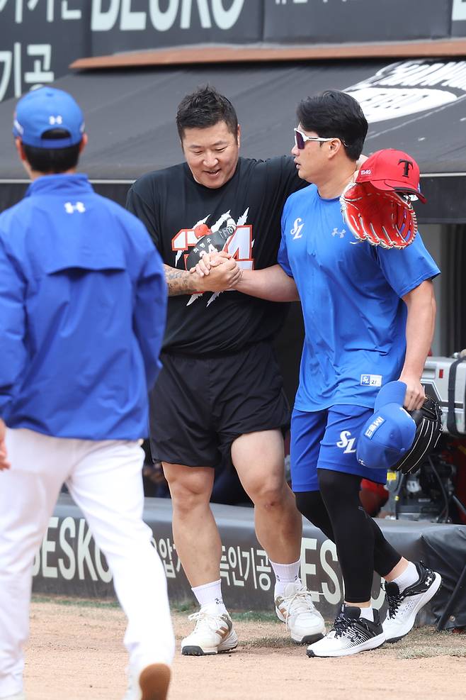지난 6월10일 광주 삼성전에서 최형우(왼쪽)와 오승환이 만나 얘기를 나누고 있다. 사진 | KIA 타이거즈
