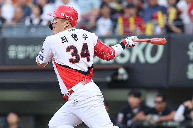 KIA 최형우가 17일 광주-기아 챔피언스 필드에서 열린 2025 KBO리그 KT전에서 적시타를 치고 있다. 사진 | KIA 타이거즈