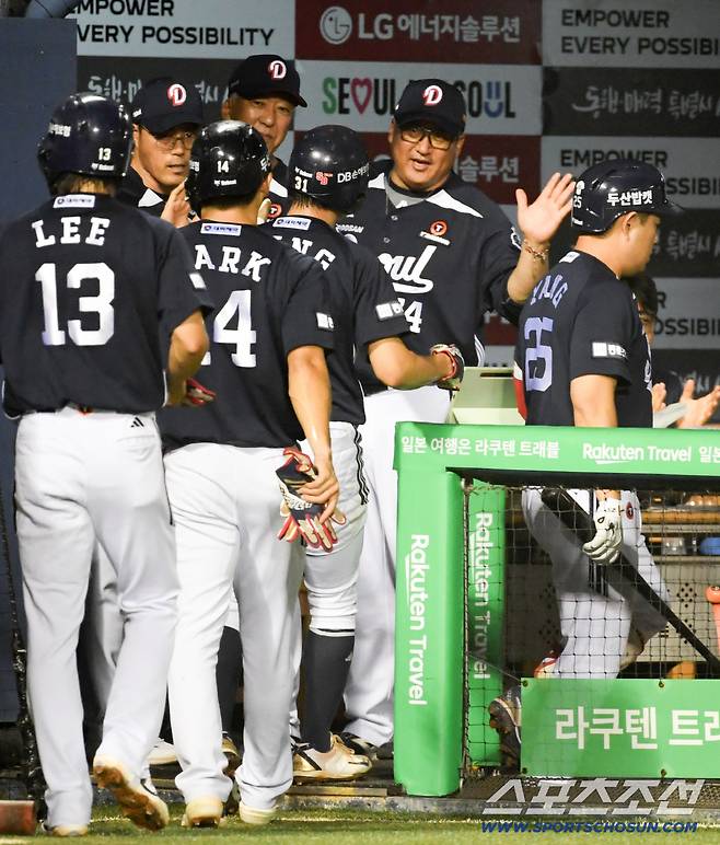 홈런포 세 방을 앞세워 1위 LG를 잡은 두산 조성환 감독대행.