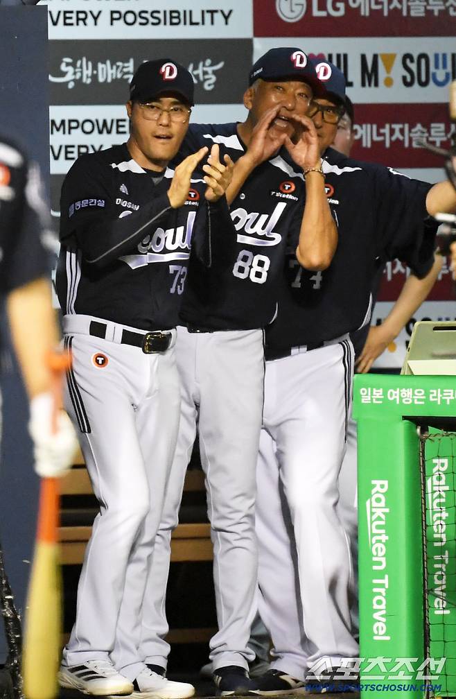 6일 잠실구장에서 열린 LG 트윈스와 두산 베어스의 경기. 8회초 2사 1루 두산 김민석의 역전 투런포가 터지자 조성환 감독대행이 기뻐하고 있다. 잠실=박재만 기자 pjm@sportschosun.com/2025.08.06/