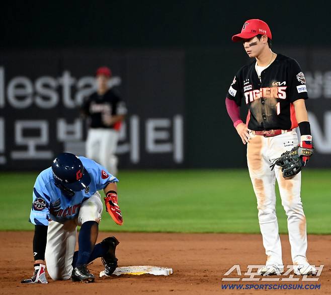 이게 무슨 일이지, 허리춤에 손을 올린 박찬호