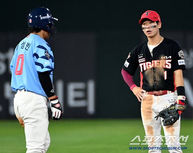 더그아웃으로 향하던 황성빈이 발걸음을 멈춰세우고