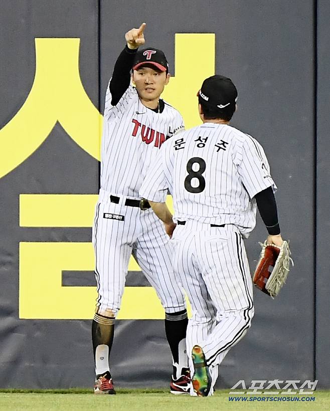 5일 서울 잠실구장에서 열린 두산-LG전. 4회초 1사 1루 강승호의 타구를 우익수 문성주가 뜬공으로 처리하자 박해민이 1루를 가리키고 있다. 잠실=정재근 기자 cjg@sportschosun.com/2025.8.5/