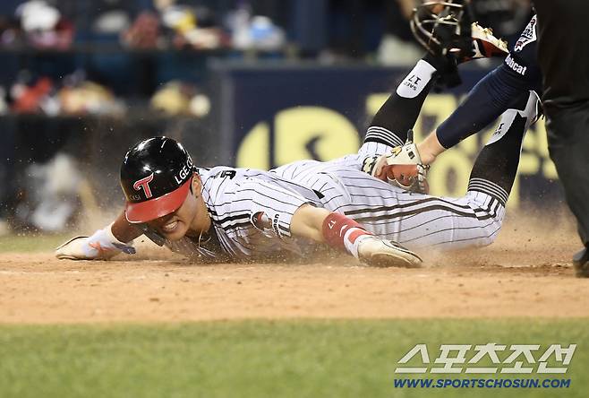 7일 서울 잠실구장에서 열린 두산-LG전. 4회말 2사 만루 신민재의 싹쓸이 2루타 때 1루주자 박해민이 득점하고 있다.  잠실=정재근 기자 cjg@sportschosun.com/2025.8.7/