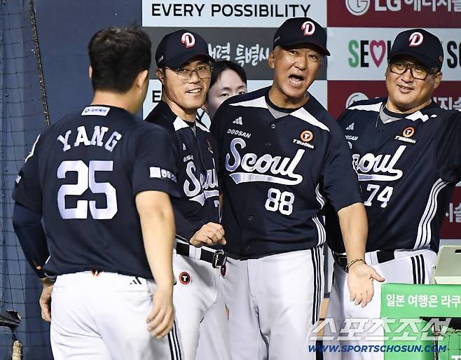 7일 서울 잠실구장에서 열린 두산-LG전. 5회초 2사 양의지가 안타로 출루해 2루 도루를 성공시킨 후 박준순의 적시타 때 득점했다. 조성환 감독대행과 고토, 조인성 코치가 기뻐하고 있다.  잠실=정재근 기자 cjg@sportschosun.com/2025.8.7/