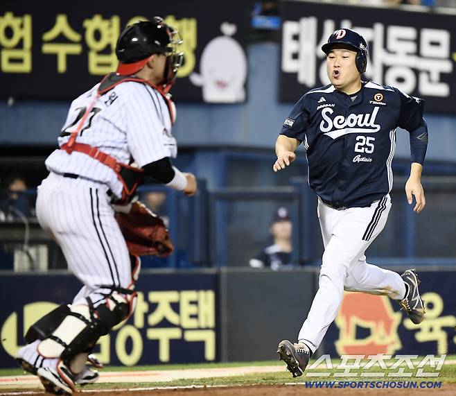 7일 서울 잠실구장에서 열린 두산-LG전. 5회초 2사 양의지가 안타로 출루해 2루 도루를 성공시킨 후 박준순의 적시타 때 득점하고 있다.  잠실=정재근 기자 cjg@sportschosun.com/2025.8.7/