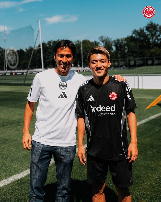 하세베 마코토와 도안 리츠, 프랑크푸르트의 20번으로 연결됐다. 출처=아인트라흐트 프랑크푸르트 SNS