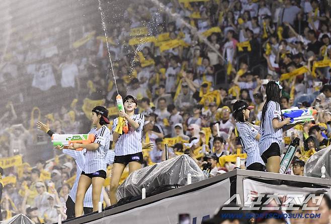 7일 서울 잠실구장에서 열린 두산-LG전. LG가 4대3으로 승리하자 관중석에서 응원단이 팬들을 향해 물을 뿌리며 기쁨을 만끽하고 있다. 잠실=정재근 기자 cjg@sportschosun.com/2025.8.7/