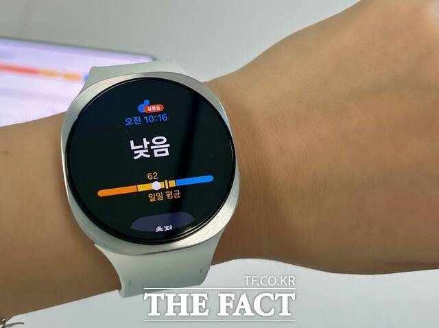 갤럭시 워치8 뒷면의 바이오액티브 센서에 엄지손가락을 갖다 대자, 몇 초 만에 항산화 수치가 화면에 떴다. 사진은 측정 후 갤럭시 워치8을 착용한 모습 /조소현 기자