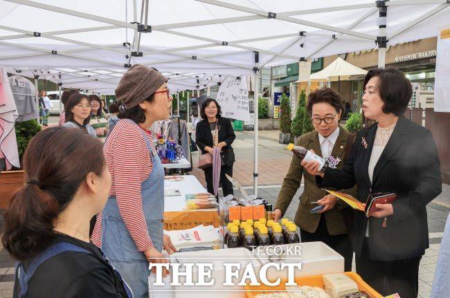 신계용 과천시장(오른쪽)이 지역 상권 활성화를 위한 동행축제에서 상인과 이야기 나누고 있다./과천시