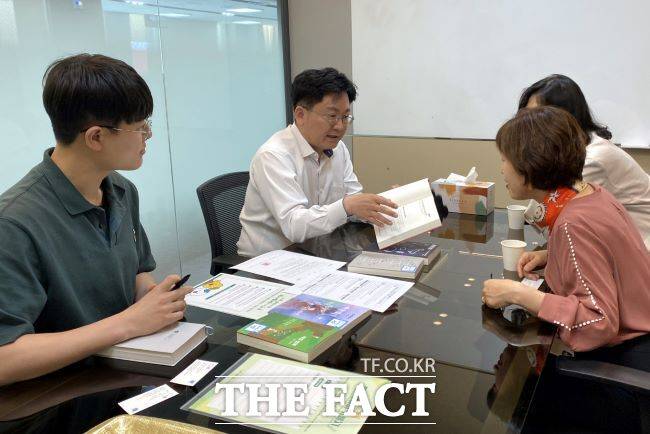 근로자들이 시흥 워크+북 프로그램을 통해 독서릴레이에 참여하고 있다. /시흥시
