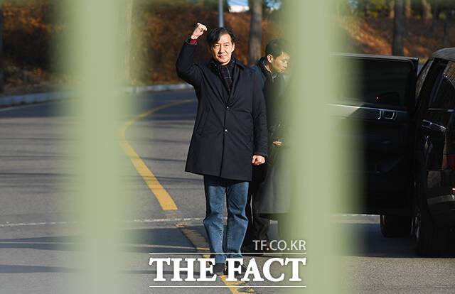 자녀 입시비리 혐의 등으로 징역형이 확정돼 수감되는 조국 전 조국혁신당 대표가 2024년 12월 16일 오전 경기도 의왕시 서울구치소로 출석하며 지지자들에게 인사하고 있다. /장윤석 기자