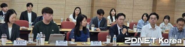 배경훈 과기정통부 장관(왼쪽에서 네 번째)이 7일 열린 충북대 현장 토론회에서 기초연구 강화 방안에 대해 논의했다.