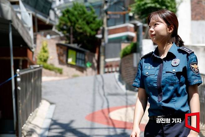 금천경찰서 독산파출소 김윤영 경장이 5일 서울 금천구 독산동 일대를 순찰하고 있다. 강진형 기자