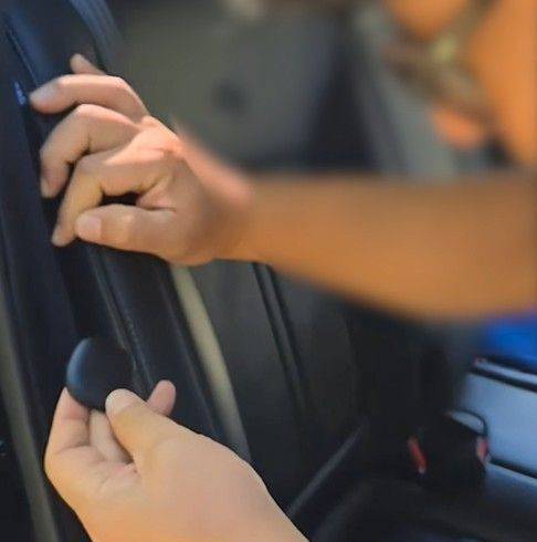 피해자 차량에서 발견된 위치추적기. 경기남부경찰청 제공