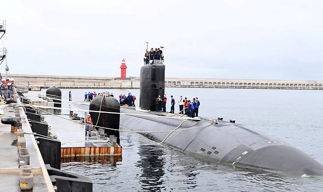 제주도 해군기지에 정박 중인 미 핵추진 잠수함 USS 애너폴리스. /로이터=연합뉴스