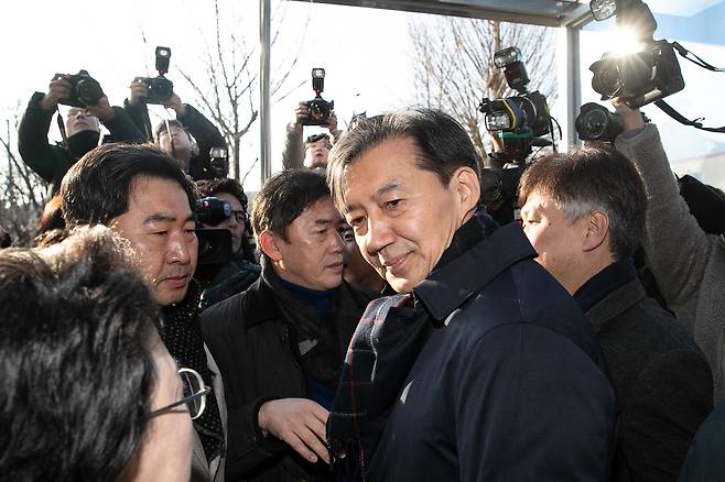 자녀 입시 비리와 청와대 감찰 무마 혐의로 대법원으로부터 징역 2년 실형을 확정 받은 조국 전 조국혁신당 대표가 16일 오전 경기도 의왕시 서울 구치소로 들어가고 있다. / 뉴스1
