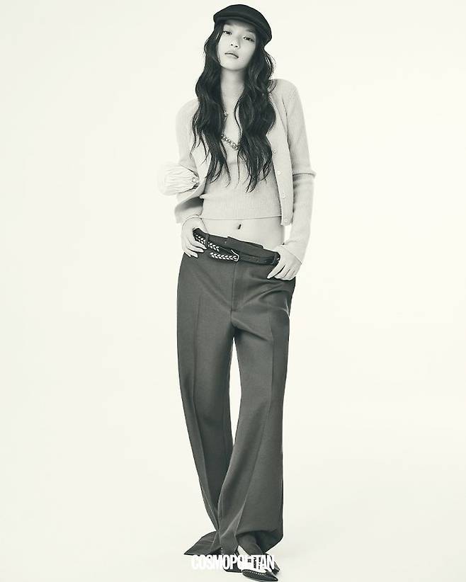 니트 카디건, 니트 톱, 팬츠 모두 가격미정 Gucci. 벨트 가격미정 Lemaire. 베레 가격미정 Dolce&Gabbana. 미니 호보 백 가격미정 Miu Miu. 펌프스 힐 1백54만원 Thom Browne.