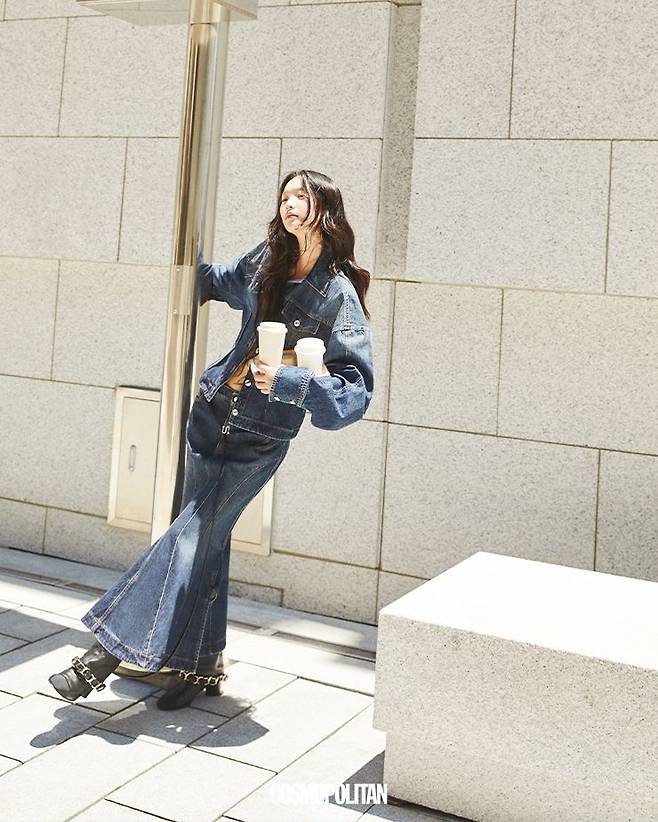 데님 재킷 1백38만원, 데님 롱스커트 98만원, 벨트 88만원 모두 Sportmax. 부츠 가격미정 Chanel.