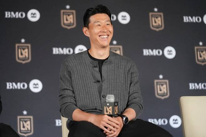 손흥민이 LAFC 입단 기자회견에서 미소를 짓고 있다. ⓒ AP=뉴시스