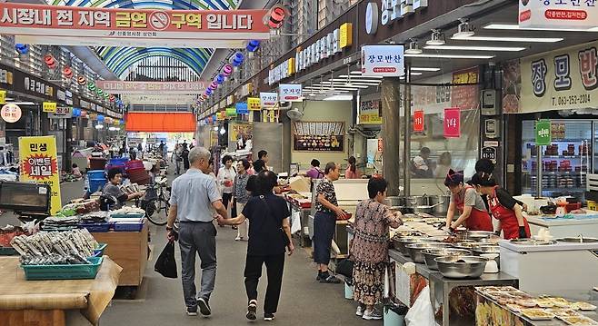 31일 전북 전주시 신중앙시장이 손님들로 북적이고 있다. 2025.7.31 뉴스1