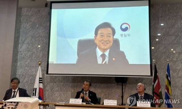 6일(현지시간) 케냐 나이로비국립대학 UN타워에서 열린 세계코리아포럼에서 정동영 통일부 장관이 영상으로 기조연설하고 있다. [연합뉴스]
