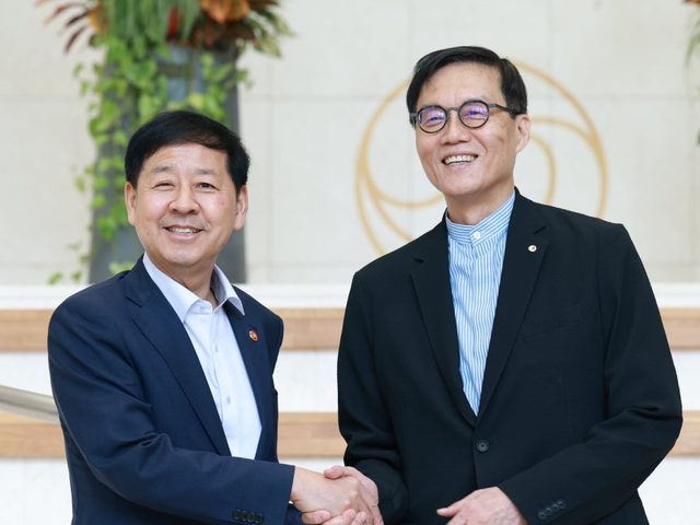 구윤철(왼쪽) 경제부총리가 7일 서울 중구 한국은행 로비에서 이창용 한은 총재와 악수하고 있다. [한국은행 제공]