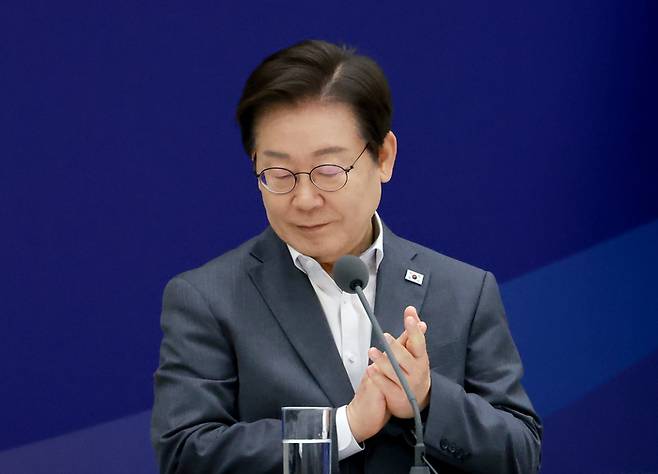 박수치는 이재명 대통령     (서울=연합뉴스) 홍해인 기자 = 이재명 대통령이 1일 서울 용산 대통령실 청사에서 열린 전국 시도지사 간담회에서 대한민국시도지사협의회장인 유정복 인천광역시장의 발언 뒤 박수치고 있다. 2025.8.1     hihong@yna.co.kr (끝)