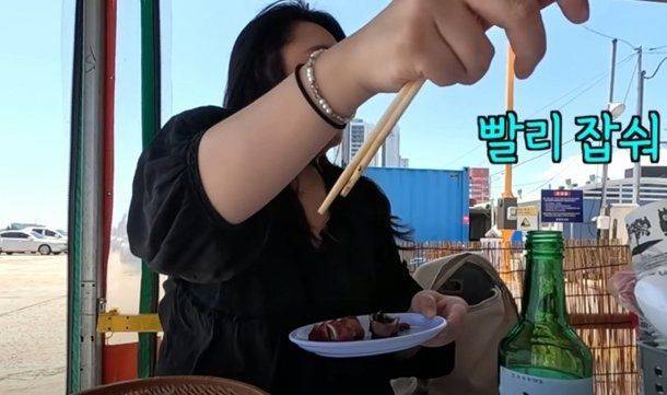 강원 속초 한 오징어 난전 식당이 불친절 논란에 휩싸였다. 음식이 나온 지 2분 만에 "빨리 먹으라"고 손님을 재촉한 건데 뒤늦게 이러한 사실이 알려지며 비판 여론이 일었다./사진=유튜브 갈무리