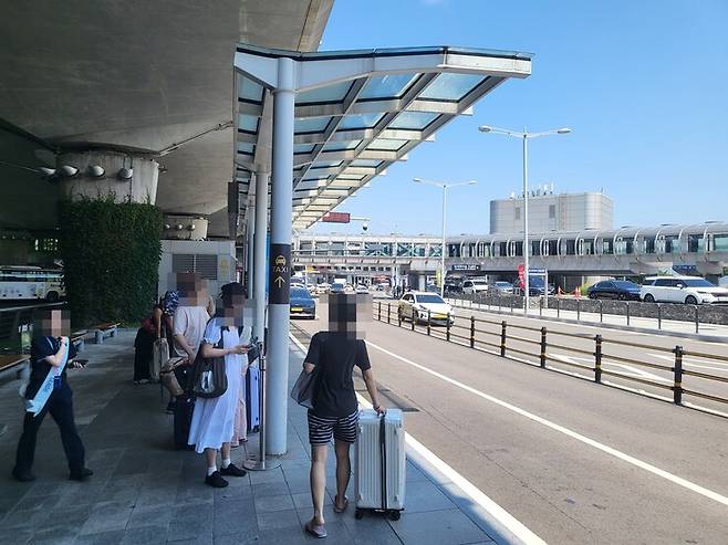 4일 오후 2시께 인천국제공항 1터미널 서울 택시승강장 모습. 택시 대기줄 뒤로 경기도 택시(검은색)가 보인다. 이승욱 기자