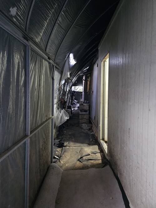 니마르가 지내는 컨테이너 숙소 앞 모습. 임재우 기자