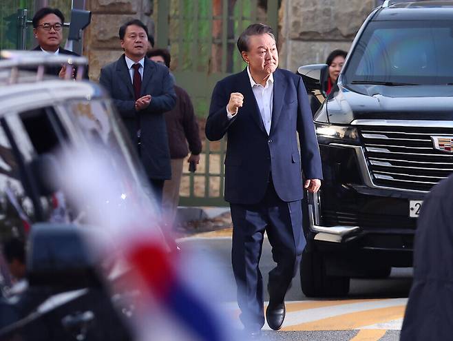 윤석열 대통령이 지난 3월8일 오후 경기 의왕시 서울구치소에서 석방돼 지지자들에게 인사하며 걸어 나오고 있다. 김영원 기자 forever@hani.co.kr