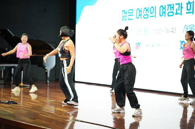 지난달 26일 서울 송파구 서울아산병원에 300여 명의 젊은 유방암 환자와 가족이 모여 진행한 심포지엄 ‘나의 유방암 이야기’에서 유방암 환우 임미나 대표가 이끄는 줌바모임이 줌바댄스 공연 중이다. 젊은 유방암 다학제 연구단(MYBC) 제공