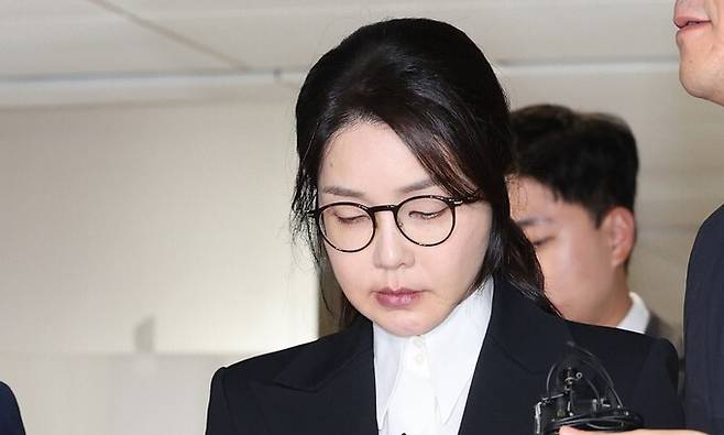 윤석열 전 대통령의 부인 김건희 여사가 6일 서울 종로구 민중기 특별검사실 사무실에서 조사를 마친 뒤 귀가하고 있다. 김태형 기자 xogud555@hani.co.kr