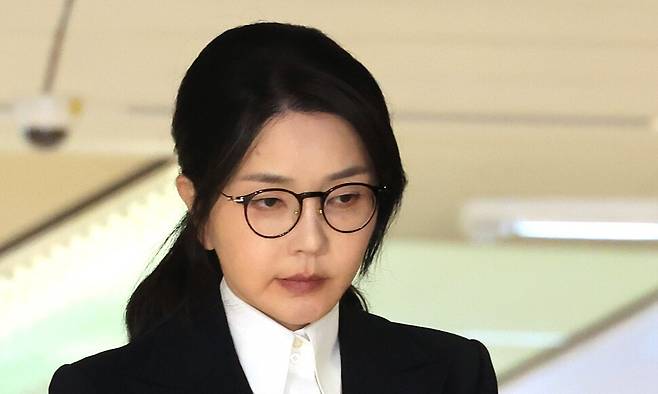 윤석열 전 대통령 부인 김건희 여사가 6일 서울 종로구 KT광화문빌딩 웨스트에 마련된 민중기 특별검사팀에서 피의자 신분으로 조사를 받고 귀가하고 있다. 연합뉴스